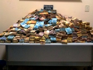 dinheiro_apreendido_caminhonete_620